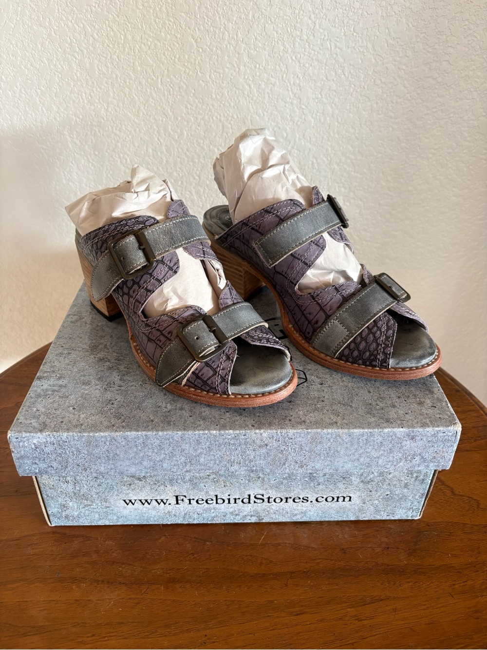 Freebird by Steven Caprice women’s size 8 open Toe Sandal purple leather